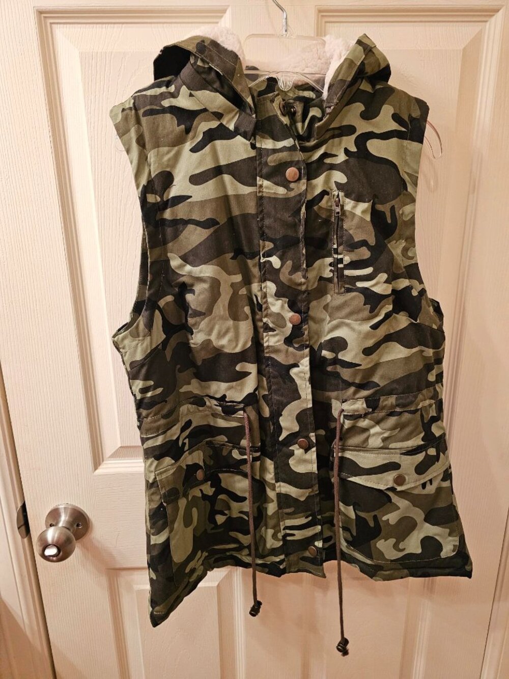 NWOT Love Tree Medium Camo Vest